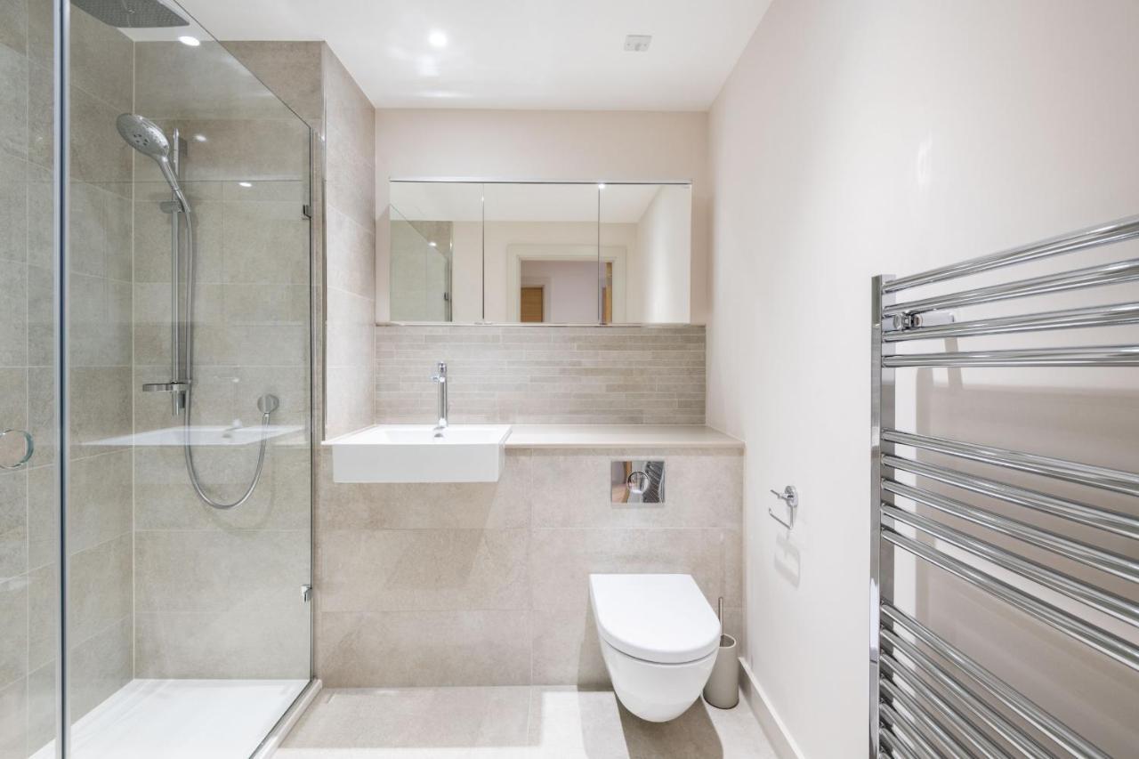 Elegant Victoria Home Close To Sloane Square By Underthedoormat Лондон Екстериор снимка